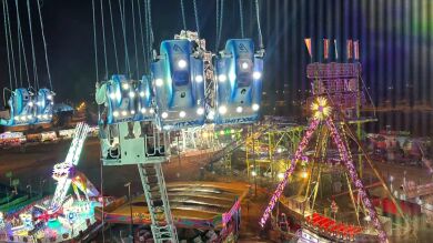 El fallo de una atracción en la feria de Zaragoza deja a los asistentes colgados a 20 metros de altura