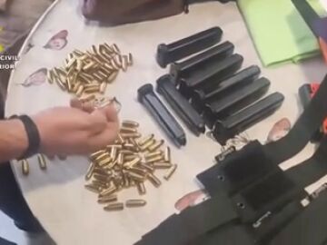 Desmantelan en Cáceres una secta cuyo líder gastaba en armas el dinero de sus seguidores