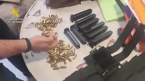 Desmantelan en Cáceres una secta cuyo líder gastaba en armas el dinero de sus seguidores Desmantelan en Cáceres una secta cuyo líder gastaba en armas el dinero de sus seguidores