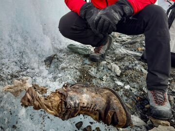 Jimmy Chin junto a la que podría ser la bota de Andrew Irvine