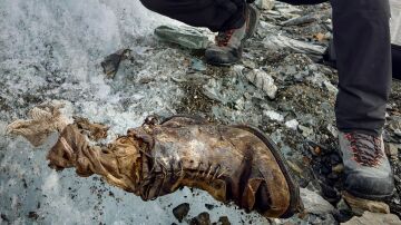 Jimmy Chin junto a la que podría ser la bota de Andrew Irvine