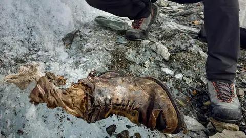 Jimmy Chin junto a la que podría ser la bota de Andrew Irvine Jimmy Chin junto a la que podría ser la bota de Andrew Irvine