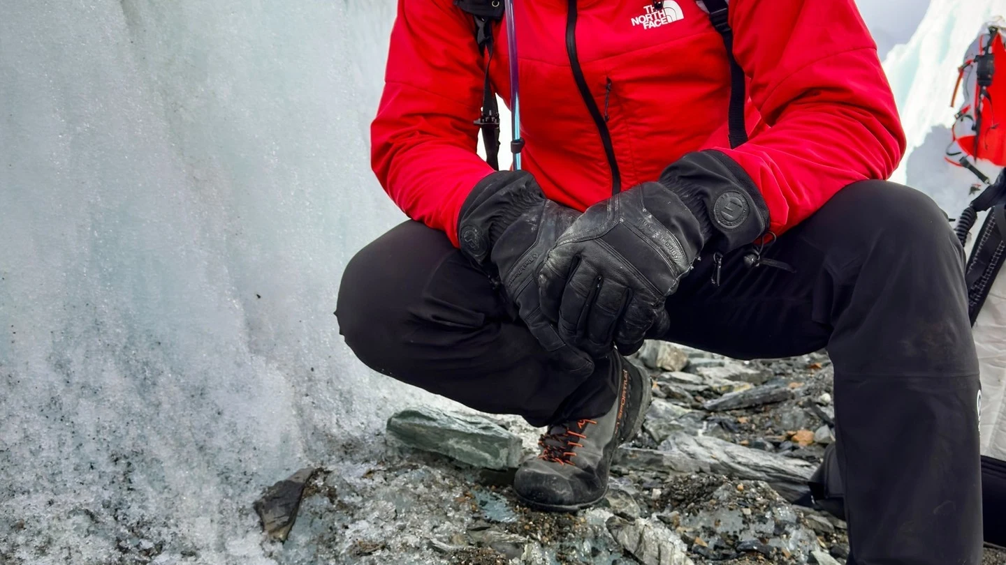Jimmy Chin junto a la que podría ser la bota de Andrew Irvine Jimmy Chin junto a la que podría ser la bota de Andrew Irvine