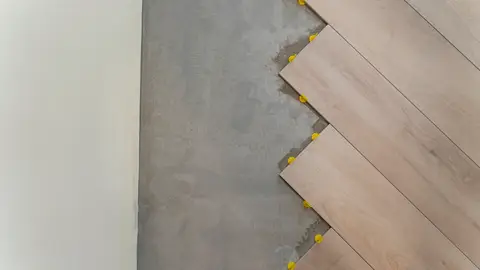 Madera encima de microcemento Madera encima de microcemento