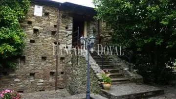 Uno de los edificios de la aldea Uno de los edificios de la aldea
