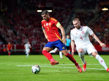 Álvaro Morata controla un balón ante Victor Nelsson