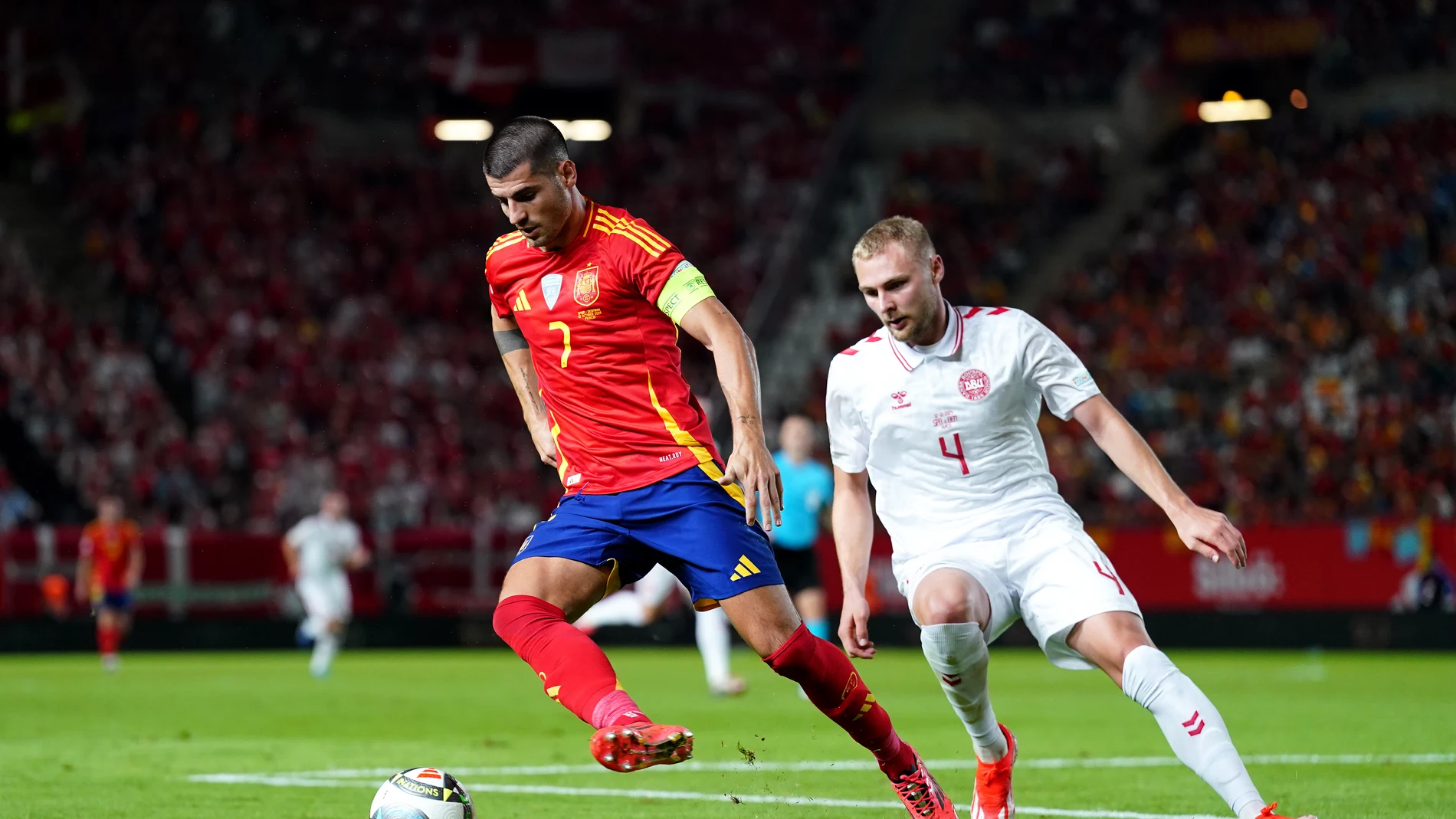 Álvaro Morata controla un balón ante Victor Nelsson Álvaro Morata controla un balón ante Victor Nelsson