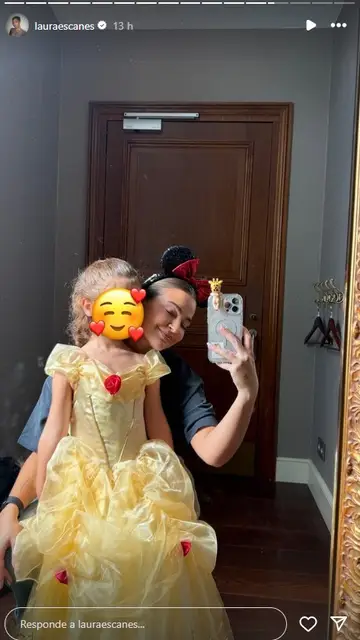 Laura Escanes y su hija Roma en París Laura Escanes y su hija Roma en París