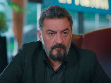 &iexcl;Regreso impactante! Sultan amenaza a Akif y S&uuml;reyya: &iquest;entregar&aacute; el pendrive a &Ouml;mer?