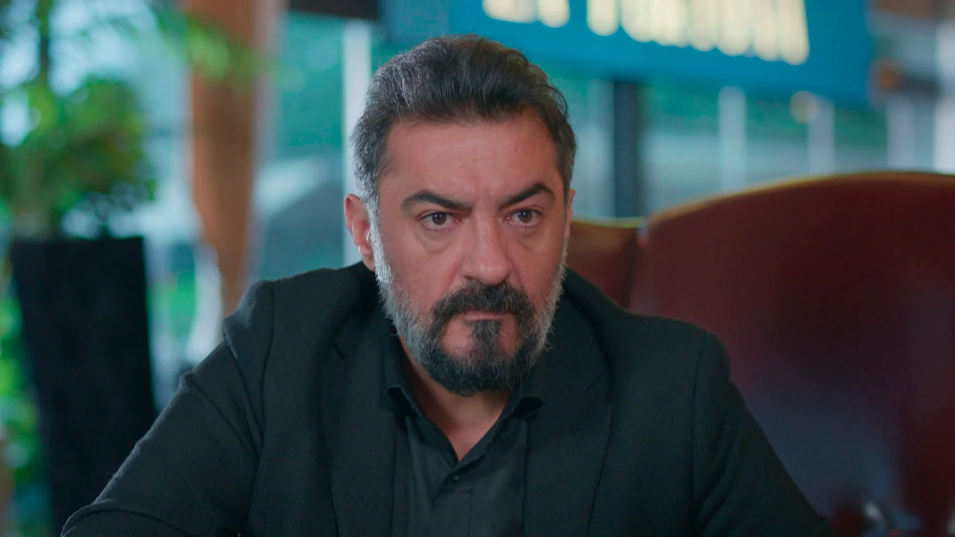 ¡Regreso impactante! Sultan amenaza a Akif y Süreyya: ¿entregará el pendrive a Ömer? ¡Regreso impactante! Sultan amenaza a Akif y Süreyya: ¿entregará el pendrive a Ömer?