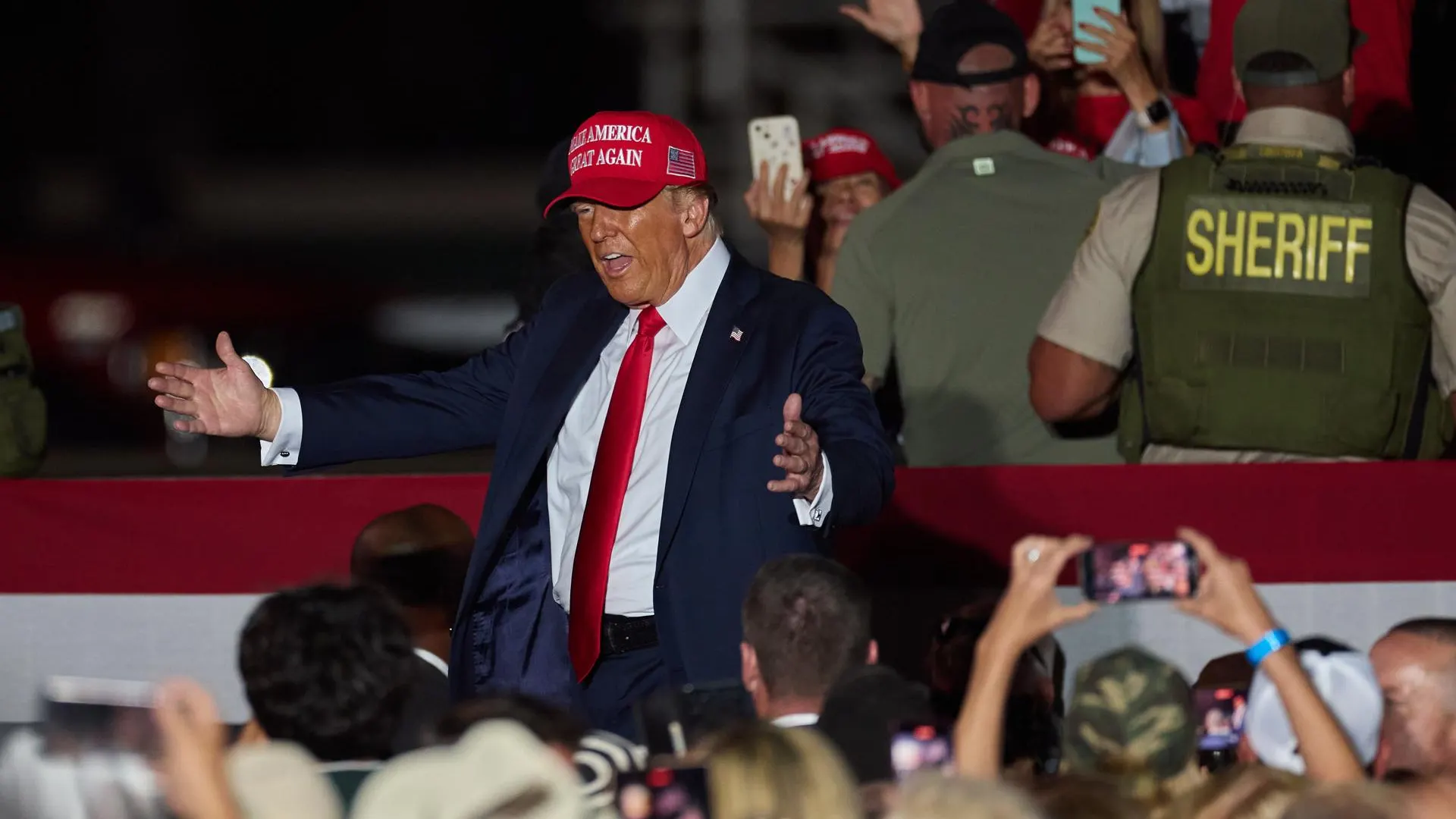 Donald Trump, habla durante un mitin electoral en Coachella, California Donald Trump, habla durante un mitin electoral en Coachella, California