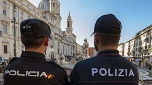 Dos agentes de la Polic&iacute;a Nacional espa&ntilde;ola y de la Polizia di Stato de Italia en Roma.