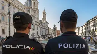 Dos agentes de la Policía Nacional española y de la Polizia di Stato de Italia en Roma. Dos agentes de la Policía Nacional española y de la Polizia di Stato de Italia en Roma.