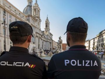 Dos agentes de la Policía Nacional española y de la Polizia di Stato de Italia en Roma.