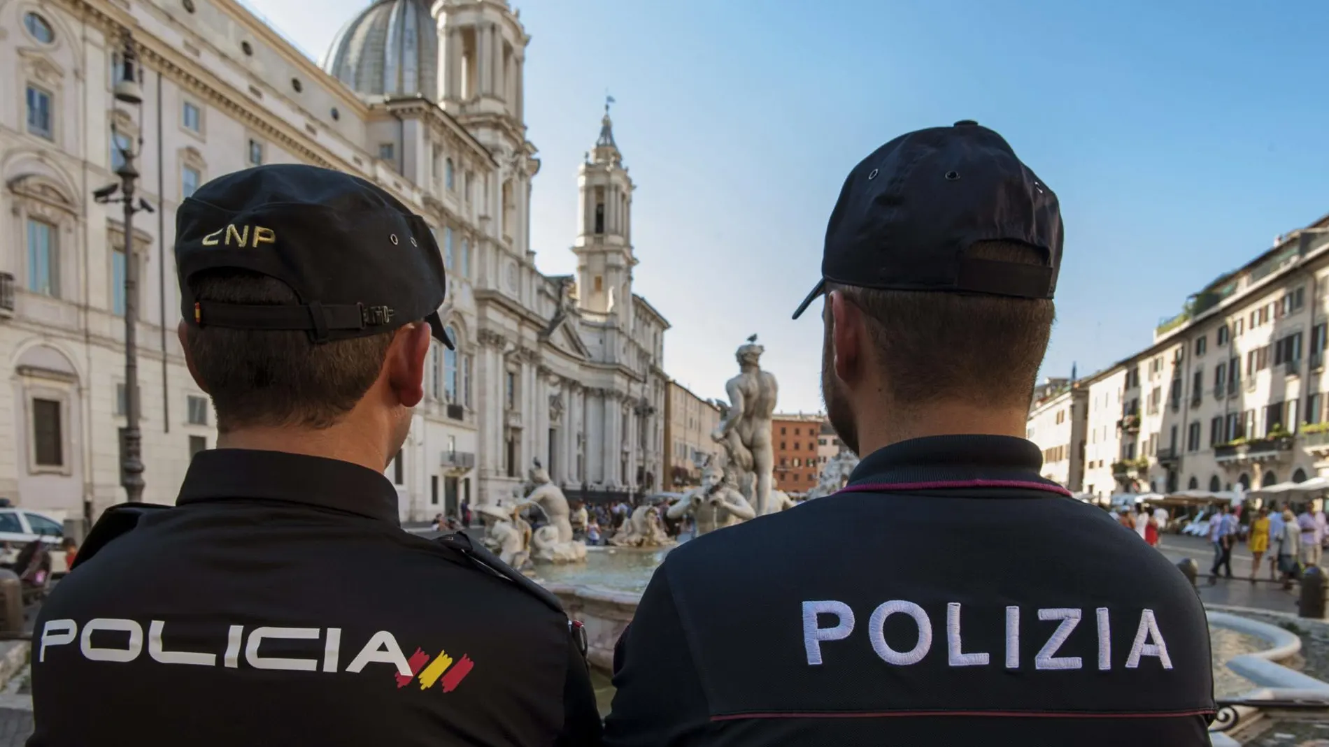 Dos agentes de la Policía Nacional española y de la Polizia di Stato de Italia en Roma. Dos agentes de la Policía Nacional española y de la Polizia di Stato de Italia en Roma.