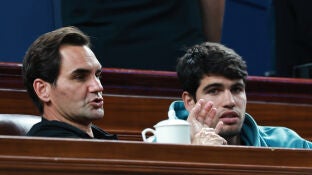 Roger Federer y Carlos Alcaraz presenciando la final del Masters de Shangh&aacute;i