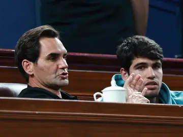Roger Federer y Carlos Alcaraz presenciando la final del Masters de Shanghái Roger Federer y Carlos Alcaraz presenciando la final del Masters de Shanghái