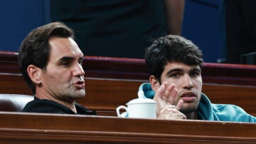 Roger Federer y Carlos Alcaraz presenciando la final del Masters de Shanghái