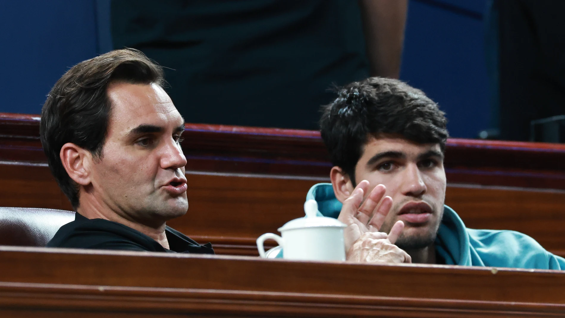 Roger Federer y Carlos Alcaraz presenciando la final del Masters de Shanghái Roger Federer y Carlos Alcaraz presenciando la final del Masters de Shanghái