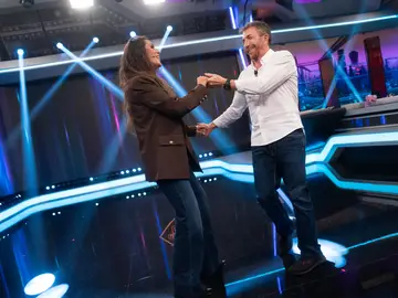 Malú enseña a Pablo Motos cómo bailar bachata: "No hace falta que me la endiñes" Malú enseña a Pablo Motos cómo bailar bachata: "No hace falta que me la endiñes"