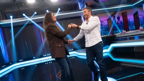 Malú enseña a Pablo Motos cómo bailar bachata: "No hace falta que me la endiñes" Malú enseña a Pablo Motos cómo bailar bachata: "No hace falta que me la endiñes"
