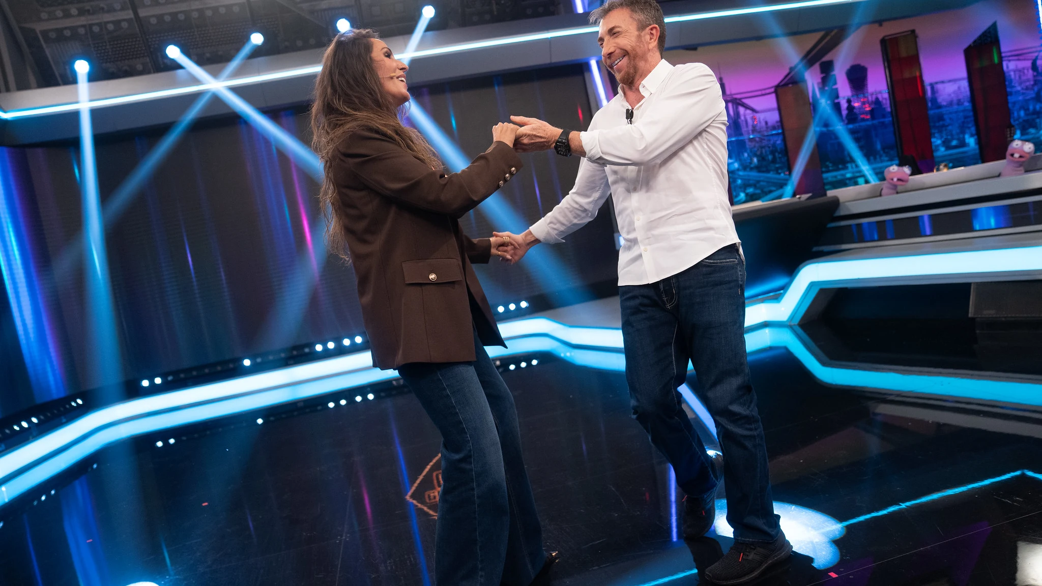 Mal&uacute; ense&ntilde;a a Pablo Motos c&oacute;mo bailar bachata: "No hace falta que me la endi&ntilde;es"
