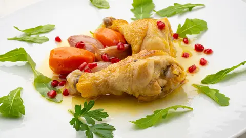 Karlos Arguiñano: receta de muslitos de pollo escabechados con rúcula y granada Karlos Arguiñano: receta de muslitos de pollo escabechados con rúcula y granada
