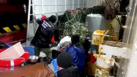 Rescatan a un náufrago que estuvo 67 días en un bote a la deriva junto a los cadáveres de su familia Rescatan a un náufrago que estuvo 67 días en un bote a la deriva junto a los cadáveres de su familia