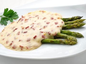 Espárragos verdes con bechamel de jamón, una receta de Arguiñano que puedes verduras diferentes