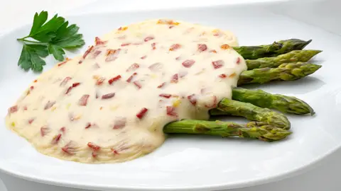 Espárragos verdes con bechamel de jamón, una receta de Arguiñano que puedes verduras diferentes Espárragos verdes con bechamel de jamón, una receta de Arguiñano que puedes verduras diferentes