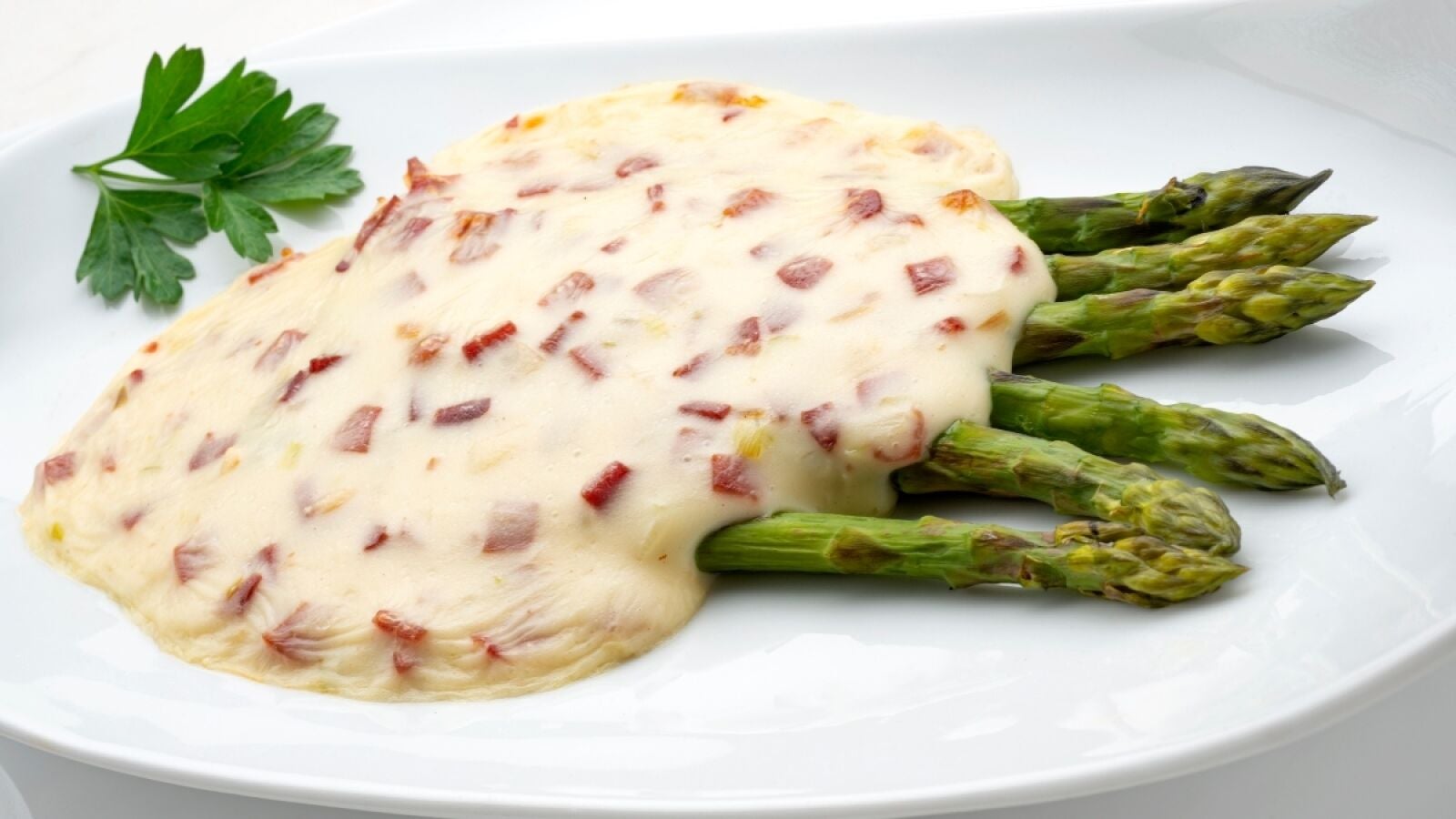 Espárragos verdes con bechamel de jamón, una receta de Arguiñano que puedes hacer con verduras diferentes