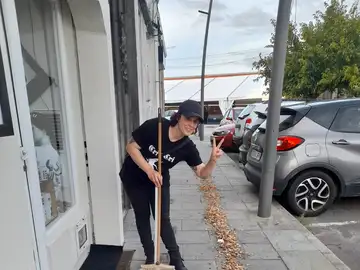 La voluntaria que ha recogido las colillas La voluntaria que ha recogido las colillas
