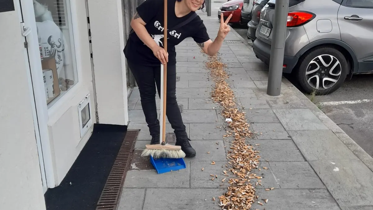 La voluntaria que ha recogido las colillas