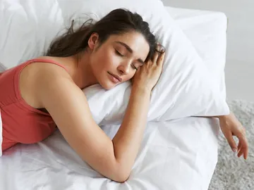 Una mujer durmiendo Una mujer durmiendo