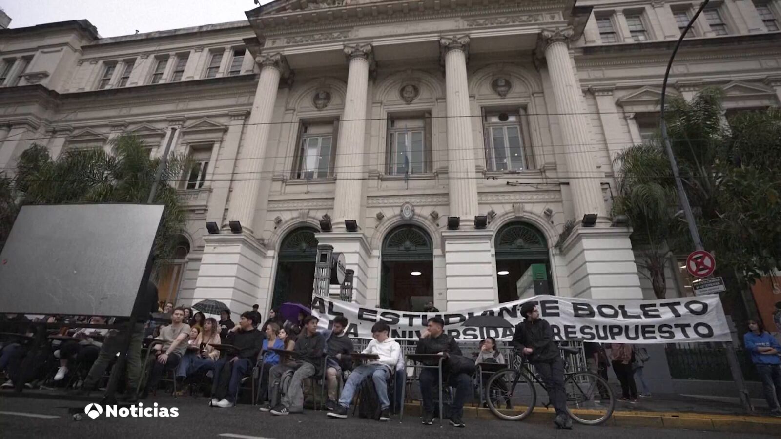 Las universidades argentinas salen a la calle para protestar contra el veto de Milei a la Ley de financiación universitaria