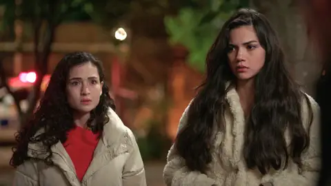 La policía detiene a Aybike y Yasmin: ¡podrían haber encontrado el cadáver de Gokhan en el bosque! La policía detiene a Aybike y Yasmin: ¡podrían haber encontrado el cadáver de Gokhan en el bosque!