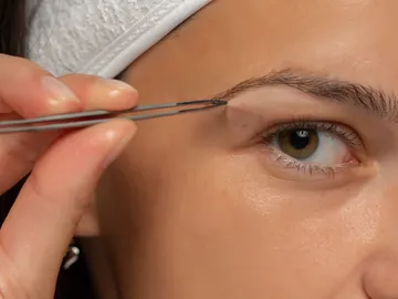 Depilar las cejas con pinzas Depilar las cejas con pinzas