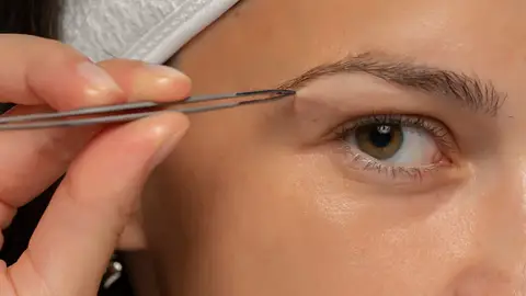 Depilar las cejas con pinzas Depilar las cejas con pinzas