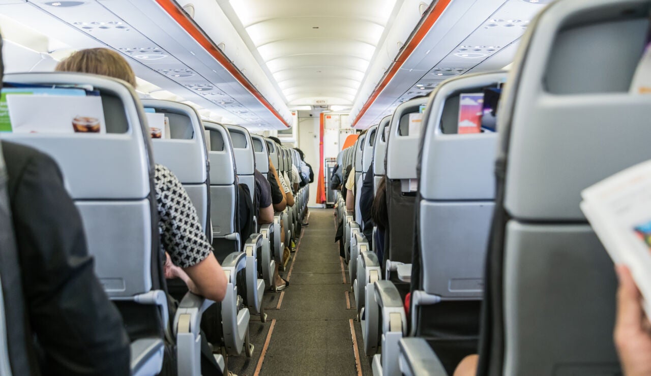 Pasajeros en un avi&oacute;n