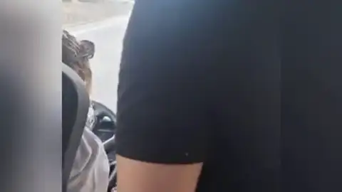 El vídeo del momento en que un joven echa un refresco a la conductor de autobús El vídeo del momento en que un joven echa un refresco a la conductor de autobús