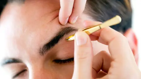 Depilación de cejas con pinzas Depilación de cejas con pinzas