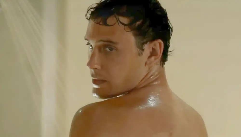 Cooper Koch en la escena de la ducha como Erik Menéndez Cooper Koch en la escena de la ducha como Erik Menéndez