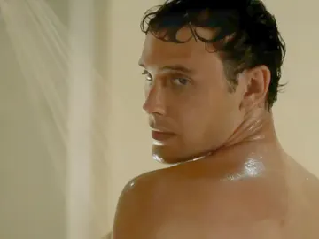 Cooper Koch en la escena de la ducha como Erik Menéndez Cooper Koch en la escena de la ducha como Erik Menéndez