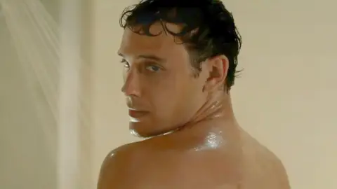 Cooper Koch en la escena de la ducha como Erik Menéndez Cooper Koch en la escena de la ducha como Erik Menéndez