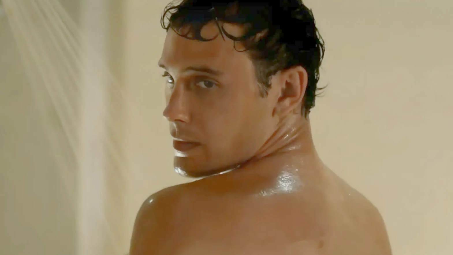 Cooper Koch en la escena de la ducha como Erik Men&eacute;ndez