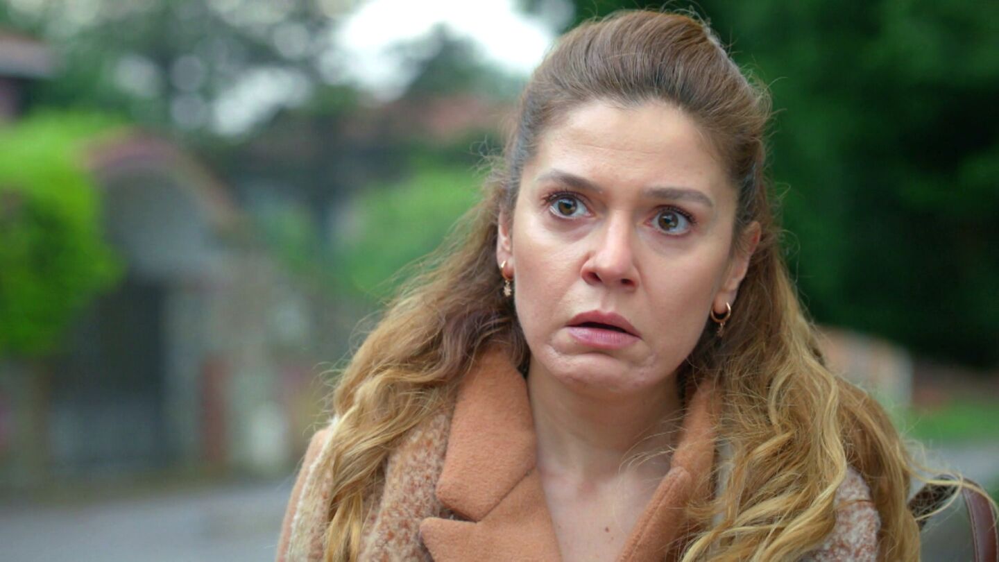¡Ayten, rota! La madre de Cansu se marcha de casa al pensar que Orhan y Şevval están juntos