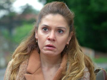 &iexcl;Ayten, rota! La madre de Cansu se marcha de casa al pensar que Orhan y Şevval est&aacute;n juntos