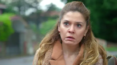 ¡Ayten, rota! La madre de Cansu se marcha de casa al pensar que Orhan y Şevval están juntos ¡Ayten, rota! La madre de Cansu se marcha de casa al pensar que Orhan y Şevval están juntos