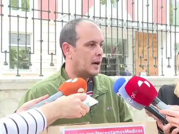Firmas contra la falta de sanitarios en un hospital de Ponferrada Firmas contra la falta de sanitarios en un hospital de Ponferrada