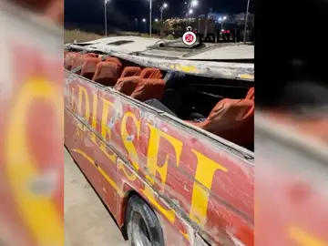 El techo del autobús ha quedado totalmente aplastado El techo del autobús ha quedado totalmente aplastado